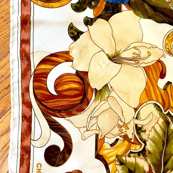 Stunning Chanel silk scarf in beautiful warm tones and classic pattern. - Picture 4 of 14